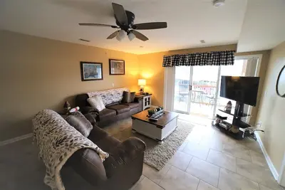 Image de 2 bed King Master/2 bath condo with lake access and large 16 x 40 boat slip