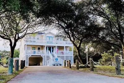 Image de Welcome home! 4100 sq ft, Pool, Fully stocked house near Downtown Duck and ocean