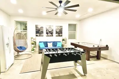 Image de The Helix Haus - Luxury Vacation Home! Hot Tub, Fire Pit, Game Rm, Vanity Rm