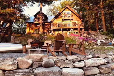 Image de Glamorous lake house on a mountain lake in upstate New York (max of 8 guests)