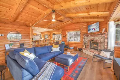 Image de Private tree top cabin*Views*Private Hot Tub*5 min to slopes*Walk to zoo / food