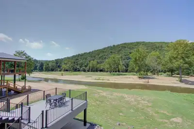 Image de The Hangout on the Caddo River - Porch to River