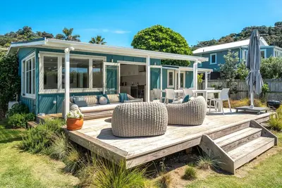 White Sands Cottage - White Sands Cottage at Palm Beach is a beautifully presented and fully restored 1950s weatherboard bach located just 50 metres from the white sands of Palm Beach. With 2 bedrooms and 1 bathroom this is a perfect family cottage a