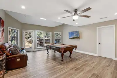 Image de Modern & Cozy. Great location, quiet neighborhood.