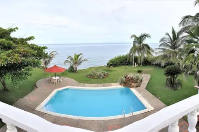Image de Seaside cottage with pool and private beach