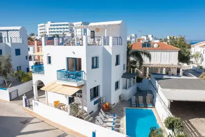 Image de 5 bedroom villa with Pool in Pernera- Protaras
