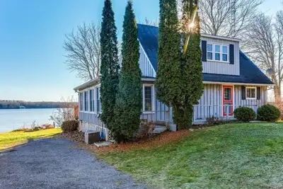 Image de Cozy family waterfront retreat recently renovated