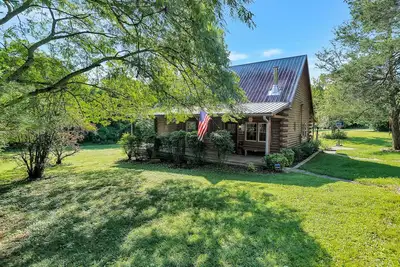 Image de Cozy, Riverfront Entire Cabin