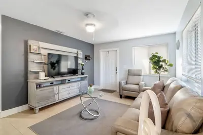 Image de Roxana's 3bed/2bath Home w/ Modern Interior & Bbq Backyard