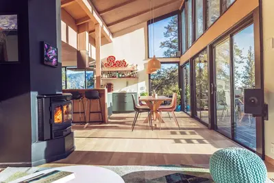 Image de Spectacular Designer Treehouse with Mountain Views