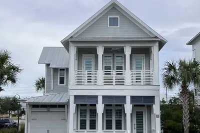 Image de How Sweet It Is on 30a- Next to The Big Chill, 6 seater golf cart included