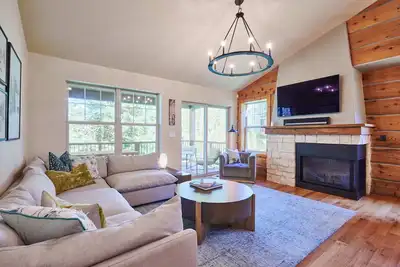 Image de Luxurious and Pristine Winter Park Cabin w Deck Views & Private Hot Tub