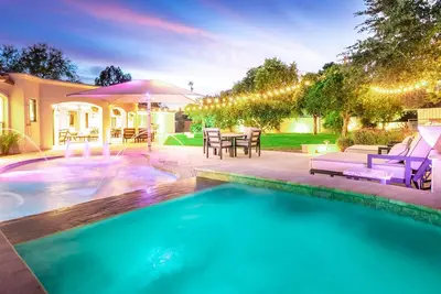 Image de 7br Scottsdale Estate w/ Pickleball, Heated Pool, Spa, Guest House & Gym