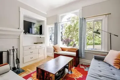 Image de Explore the City from the Beautiful, Victorian, Liberty Hill
