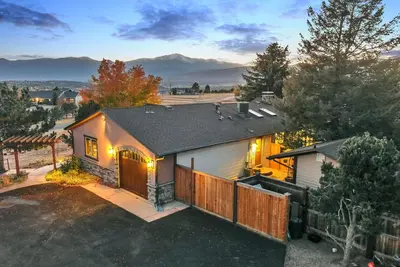 Image de Luxury 3-bedroom getaway in the heart of Co Springs featuring breathtaking views