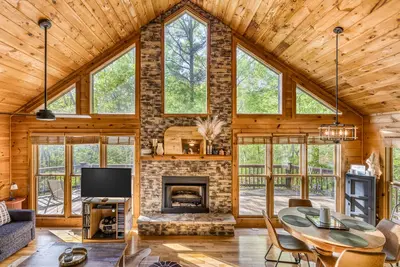 Image de Summer Availability! ! + Mountain View + Hot Tub + Fire Pit + Wrap-around Deck