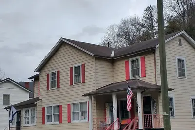 Image de Duplex. . . . Within A Mile Of The  Hatfield Mccoy Trails