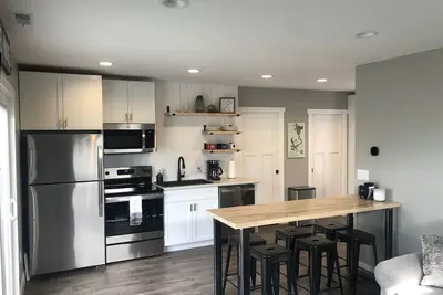 Image de Bpo Fieldhouse. 2 bed/1 bath completely updated home in the heart of Ap/Okoboji!