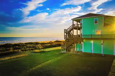 Image de Closest beachfront to Big Store with elevator and views from every room!