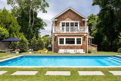Image de New East Hampton Village South-of-Hwy w/ Pool & Full Cottage