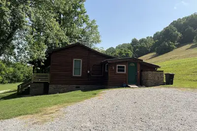 Image de Country log cabin in beautiful middle Tennessee