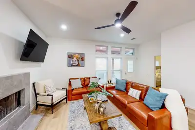 Image de Dog-friendly brick home near golf with pool, central Ac, & washer\/dryer