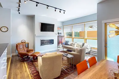 Image de First-Floor Condo with Shared Hot Tub, WiFi, Gas Fireplace, and Full Kitchen