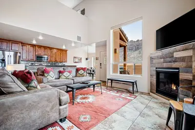 Image de Lovely Condo With Cozy Fireplace & Mountain Views - Great Location