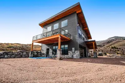 Image de Brand New Retreat W/ Stunning Lake Views, Furnished Deck, Game Room & Loft