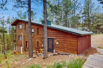 Image de Unique lodge w/ mountain & valley views, wood-burning fireplace, and decks