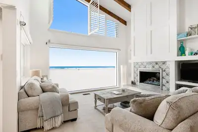 Image de Oceanfront Home with Giant Picture Windows, Gas Fireplace, and Free WiFi