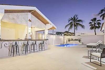 New Luxury 5 bedrooms 3. 5 bath villa 2 minutes to the ❤️ of Palm Beach👙🏝☀️