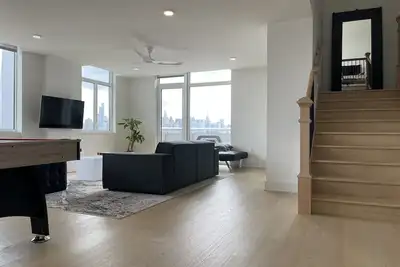 Image de 5 Million Dollar Nyc waterfront Penthouse Duplex w/Pooltable