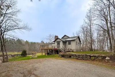 Image de Tranquil house w/ pond, 3-hole golf course, sandy beach, bbq, firepit, & trails