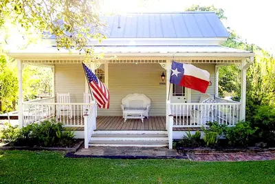 Image de The Most 5 Star Reviews in Town ~ Circa 1900 ~ Private ~ Romantic ~ Pond ~ Fence