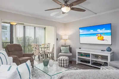 Image de New Listing! Renovated End Unit, Pool/Bay Views, Heated Pool, Desk for Remote Work