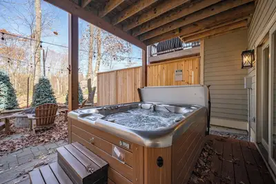 Image de Rustic Charm Near Lake & Wisp Resort w/ Hot Tub
