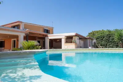 Villa piscina a due passi dal mare Near the Beach with Pool