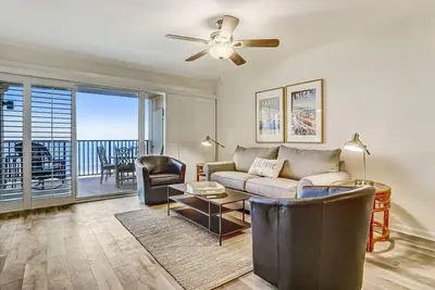 Image de Sunrise Symphony: Your Oceanfront Retreat Awaits