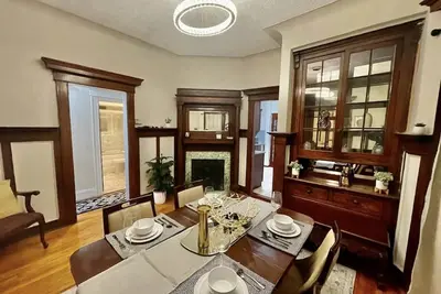 Image de Central Location spacious 2 bedrooms with additional Living room sofa bed