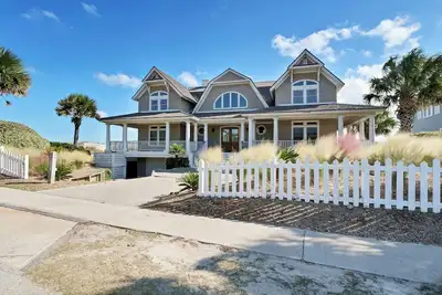 Image de Oceanfront, East Beach, Occupancy 12, Four Bedroom Home