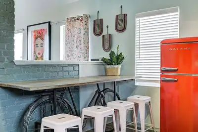 Image de Snuggle Inn - satisfy your wanderlust in Central Nw Okc