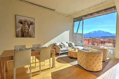 Image de Modern Industrial Loft w/ Spectacular Sopris Views, Fireplace, Central Location!