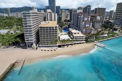 Image de Welcome To Your Tropical Playground On Waikiki Beach! Restaurant, Bar, Pool!