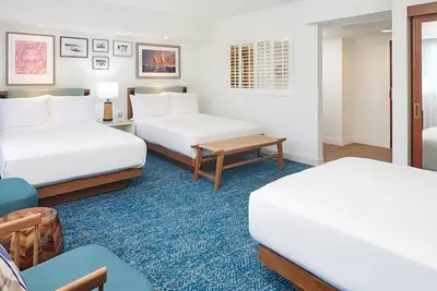 Image de Great Amenities! Outdoor Pool, On-Site Dining, Easy Access to Transportation