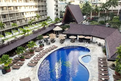 Ultimate Oahu Getaway! 2 Pet-friendly Units, Beachfront Property, Dining, Pool!