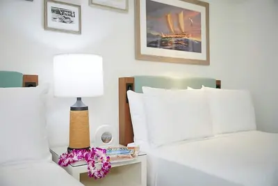 Image de Perfect Location! 3 Modern Units, Pool, Onsite Dining, Steps to Waikiki Beach!