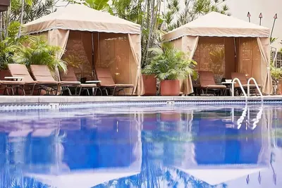 Image de Right on the Beach! 3 Modern Units for 12, Restaurant, Minutes to Waikiki Beach!