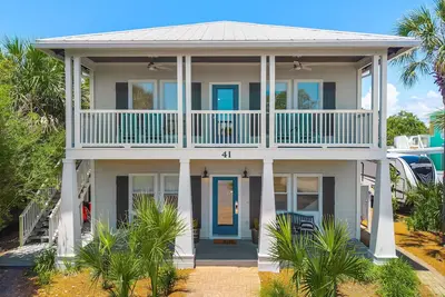 Image de R & R By the Beach - Beautiful Home 1/2 block from the beach!