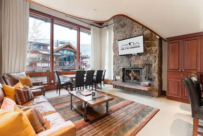 Image de Luxury 2-level Natural Light Condo w/ fireplace + spa access, above Vail Village